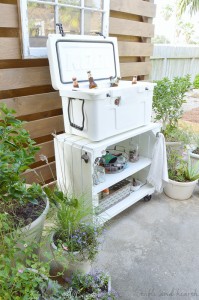 Wow!!! See how this blogger took a beat up old bookcase and transformed it into an adorable farmhouse-inspired rolling bar cart for the patio! www.tableandhearth.com