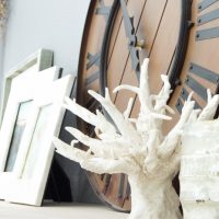 How to DIY Faux Coral - Using air dry clay, it's easy to form your own coral sculpture to use in your coastal home decor! www.tableandhearth.com