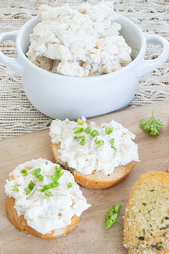 EASY PESTO SHRIMP DIP - Just four ingredients to make this great seafood dip! #SNPSweepstakes #HealthyHeartPledge #ad