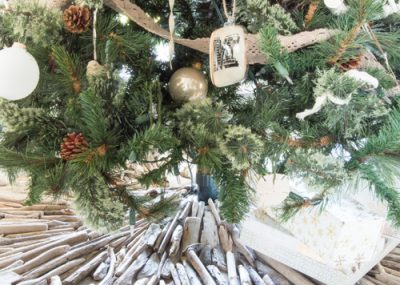 Use driftwood pieces to make this perfect coastal Christmas tree skirt! Tutorial at www.tableandhearth.com