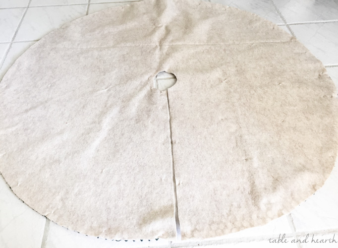 Use driftwood pieces to make this perfect coastal Christmas tree skirt! Tutorial at www.tableandhearth.com #coastalchristmas #treeskirt #driftwood 