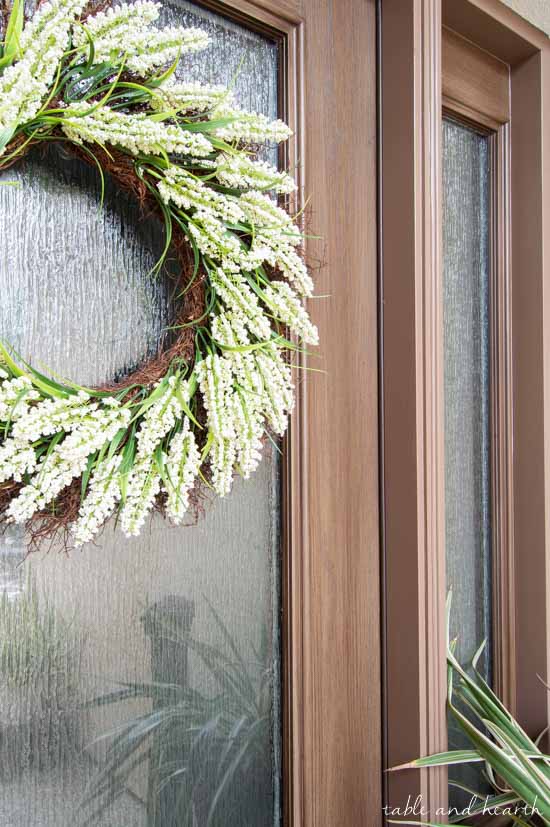 Wow! This fiberglass door looks just like a wood door! See this coastal farmhouse entryway! #ad #thermatrudoors #entryway #frontdoor #farmhouse 