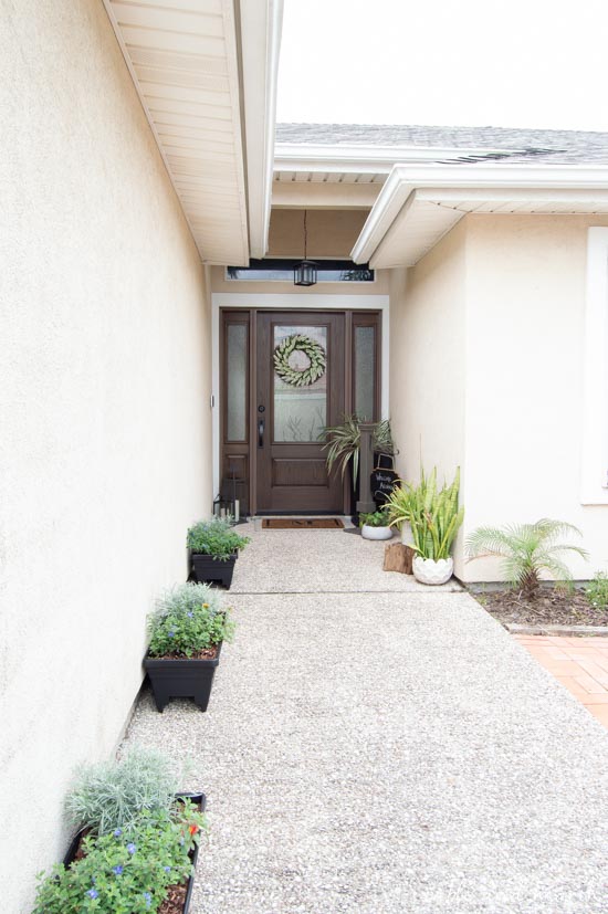 This new wood-look door completely transformed this coastal farmhouse entryway! #ad #thermatrudoors #entryway #frontdoor #farmhouse 